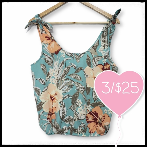 Dynamite Tops - ⭐3/$25⭐ Dynamite Crop Top